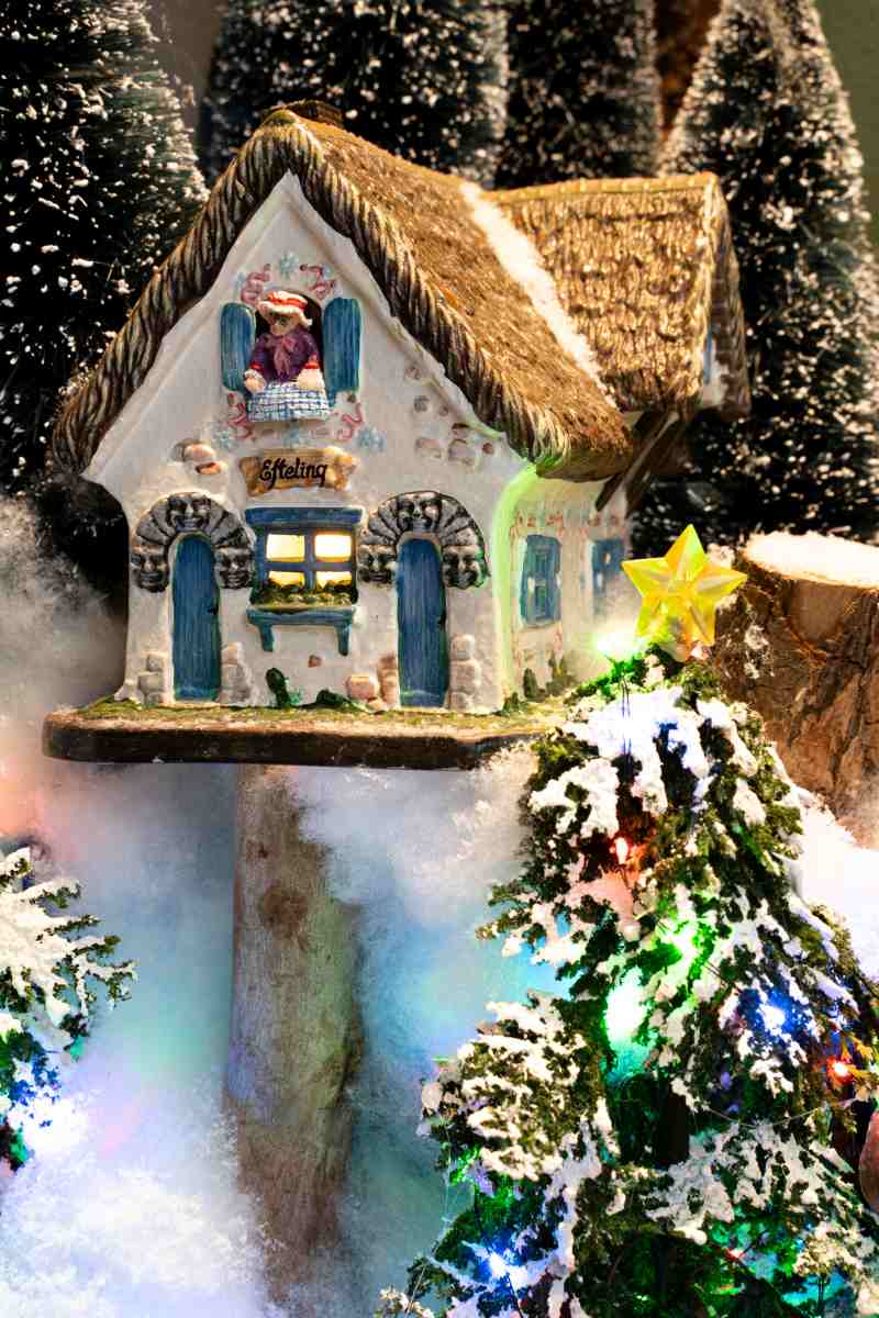 Efteling Huis van Vrouw Holle Kerstdorp - 19x14x16 cm - Porselein