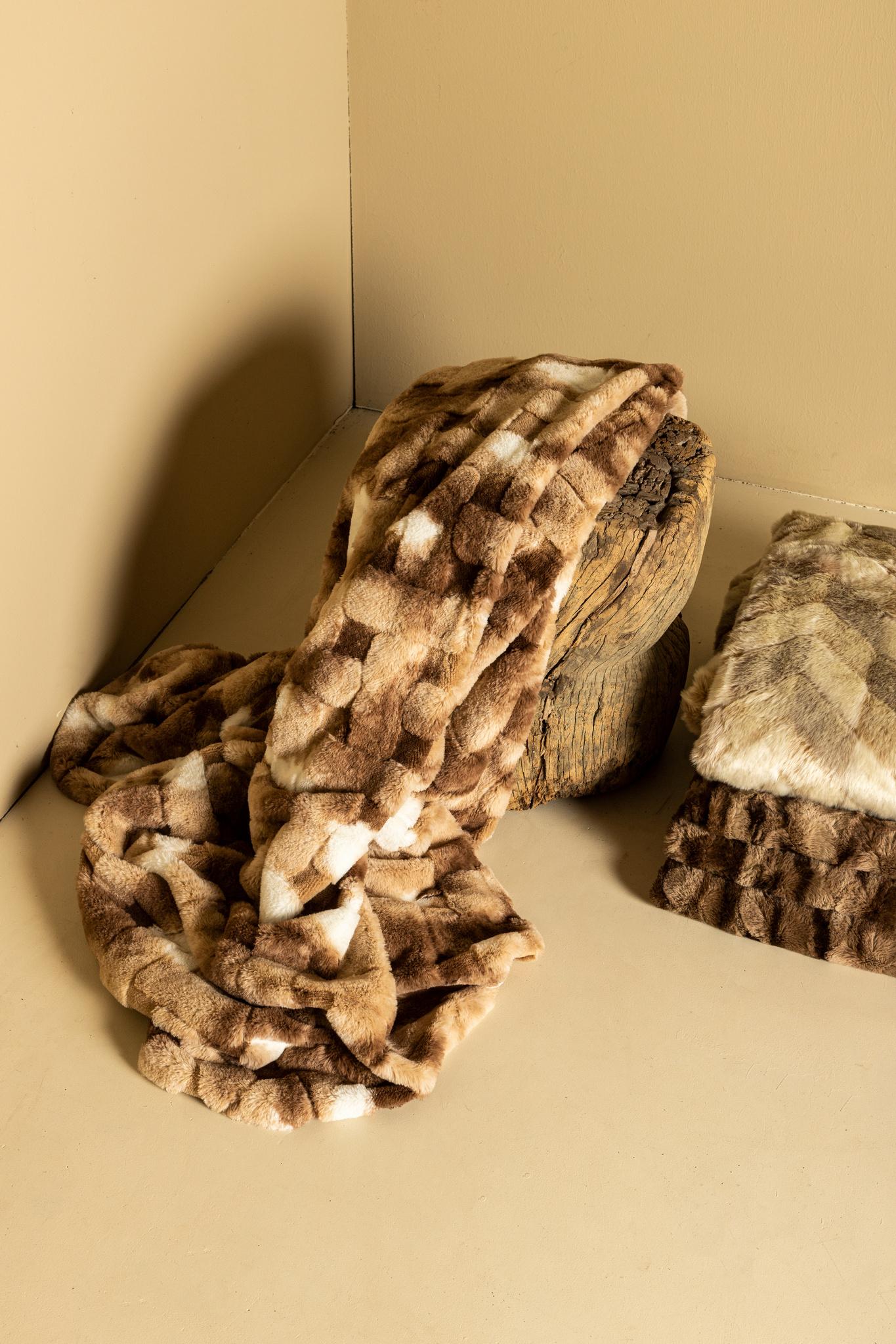 PTMD Sierkussen Clarisse - 60x10x40 cm - Imitatie Bont - Bruin