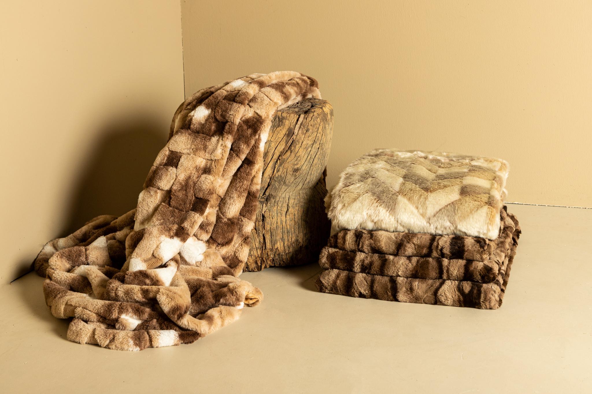 PTMD Sierkussen Clarisse - 60x10x40 cm - Imitatie Bont - Bruin