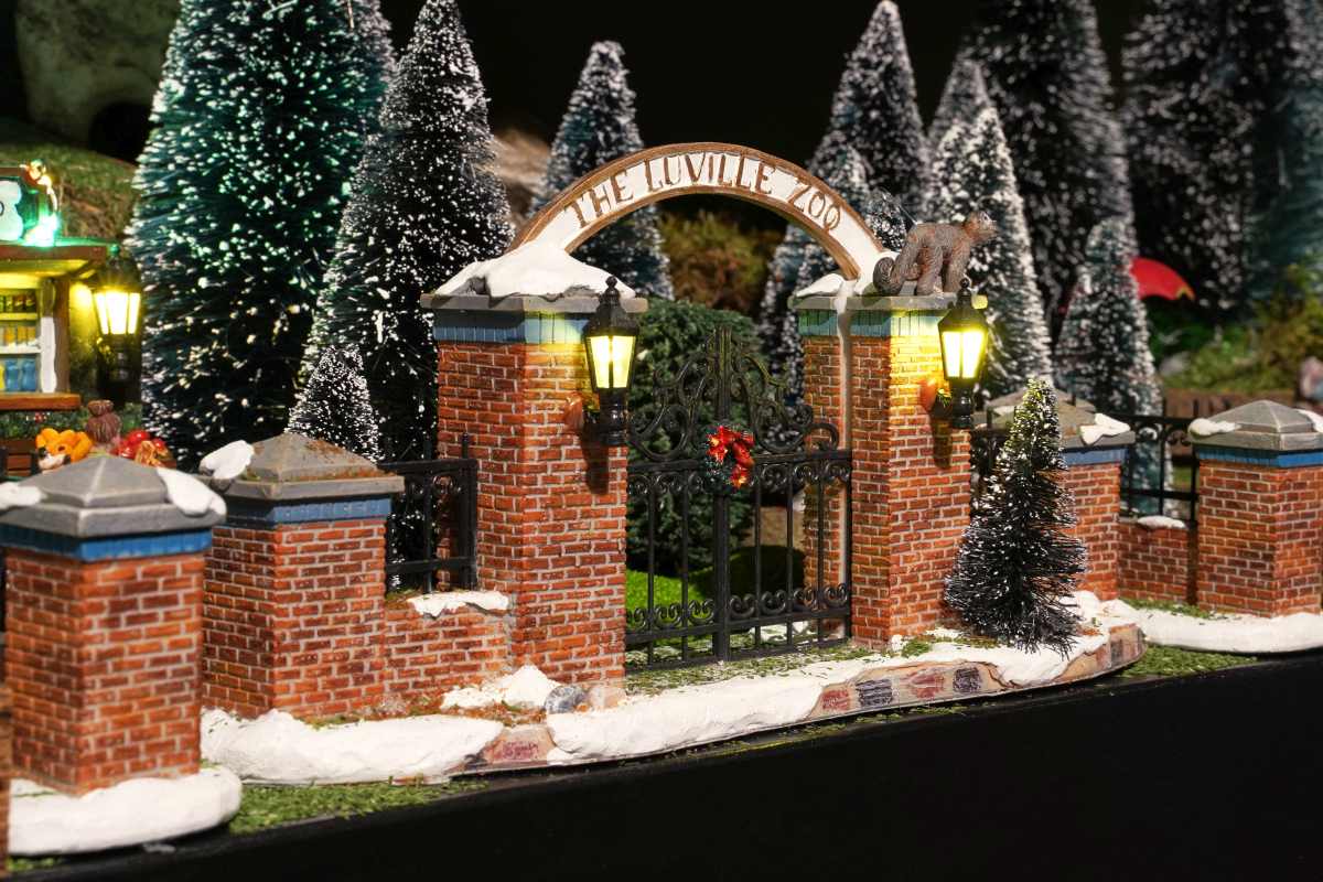 Luville Dierentuin Ingang Kerstdorp - 23x7x11 cm - Lichtbruin