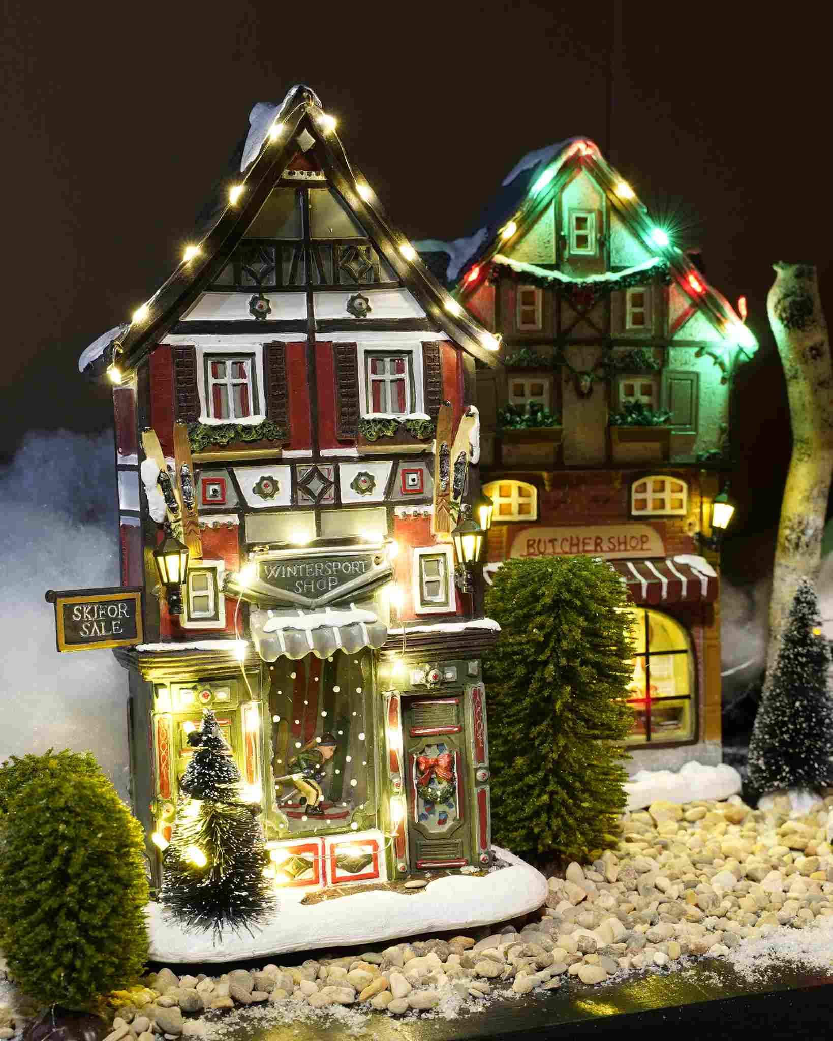 Luville Kerstdorp Wintersport winkel - 17.5x8x28 cm - Polyresin - Multi