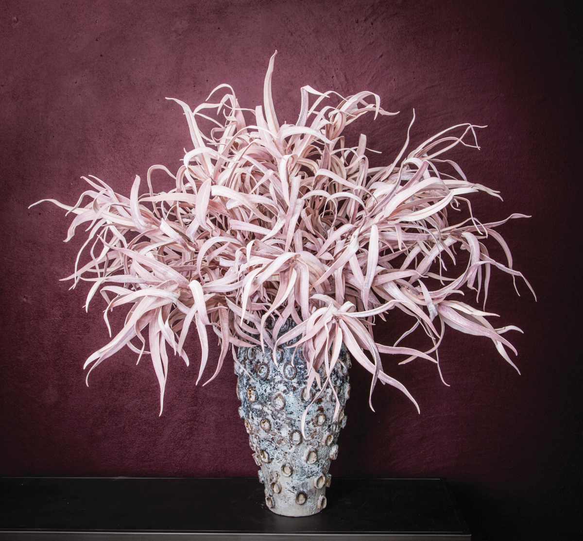 PTMD Leaves Plant Eucalyptus Kunsttak - 47x36x98 cm - Velvet - Roze